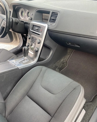 Volvo V60 cena 31000 przebieg: 251000, rok produkcji 2010 z Warszawa małe 191